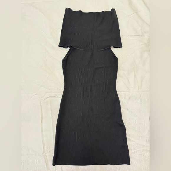 OLIVACEOUS Ribbed Black Offshoulder Dress in Medium - Picture 5 of 9